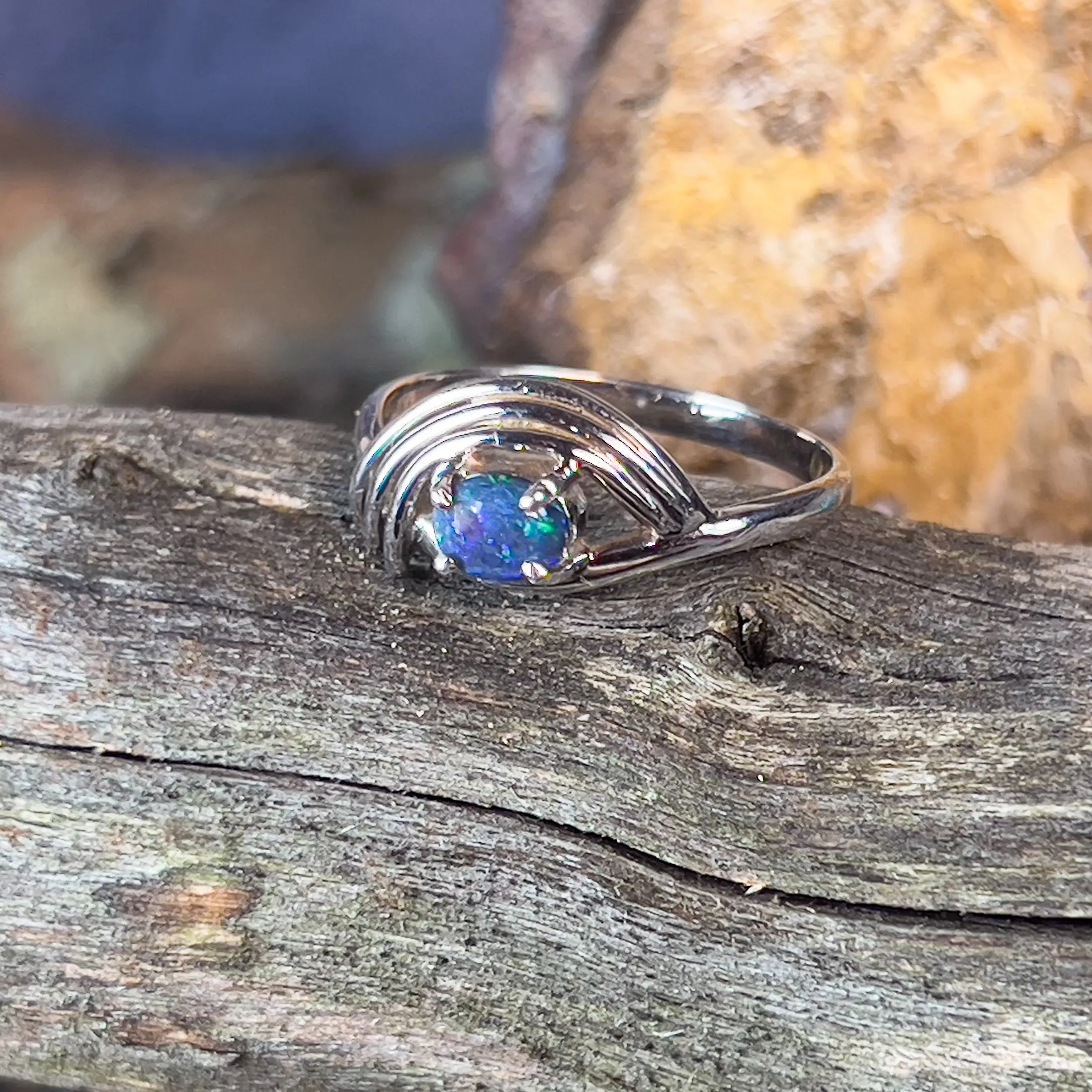 18kt White Gold ring with Black Opal 0.3ct