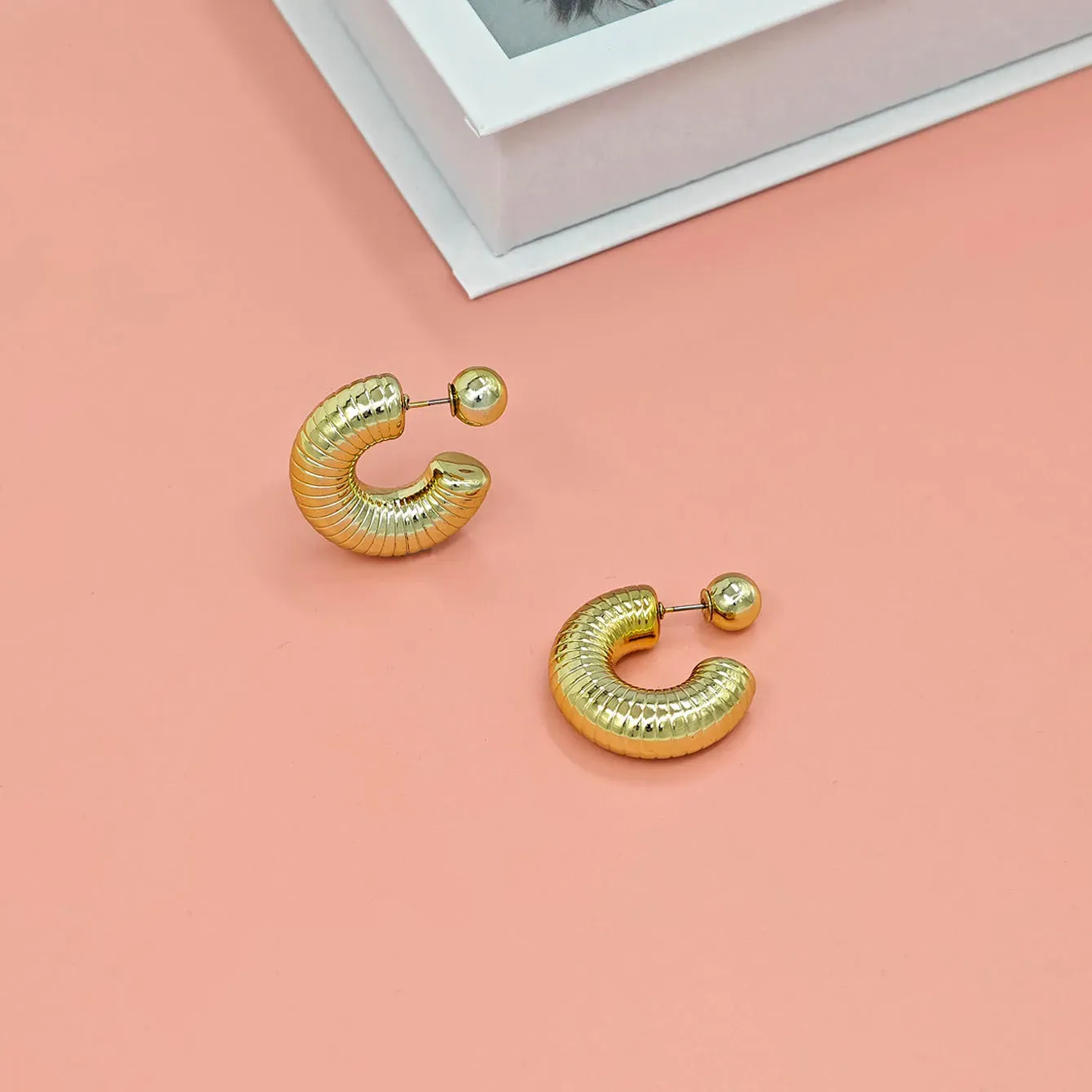 Fashionable C-shaped earrings with unique design, high-end and niche earrings for women