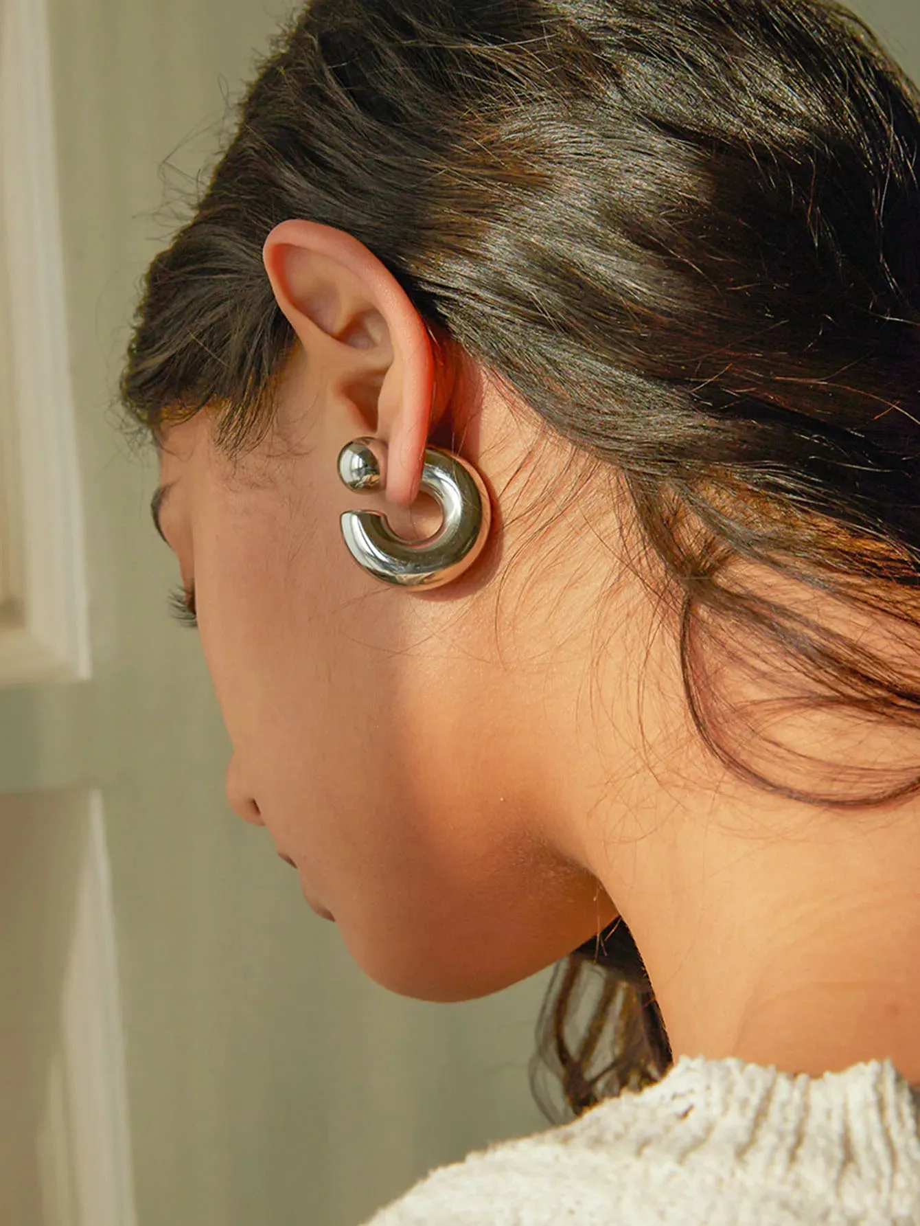 Fashionable C-shaped earrings with unique design, high-end and niche earrings for women