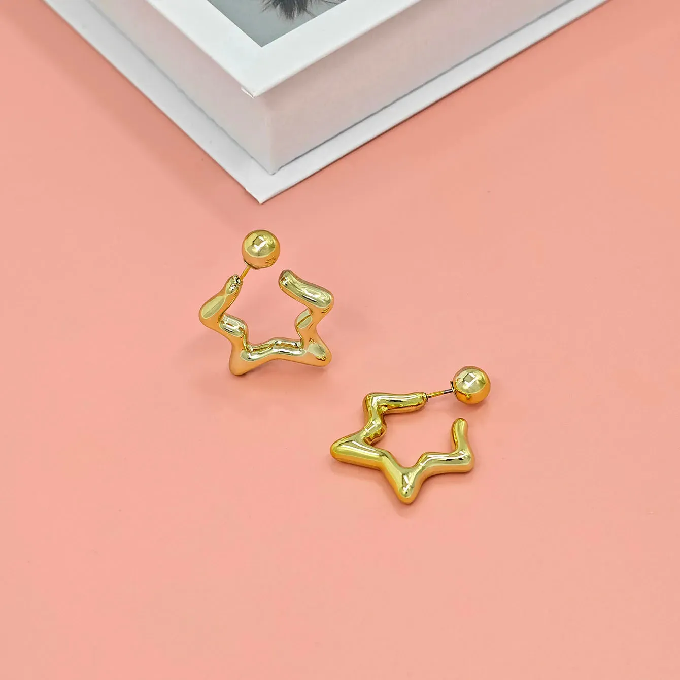 Fashionable C-shaped earrings with unique design, high-end and niche earrings for women