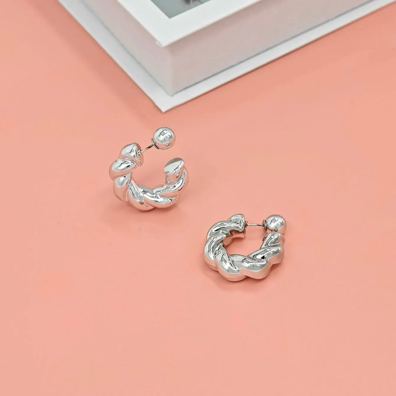 Fashionable C-shaped earrings with unique design, high-end and niche earrings for women