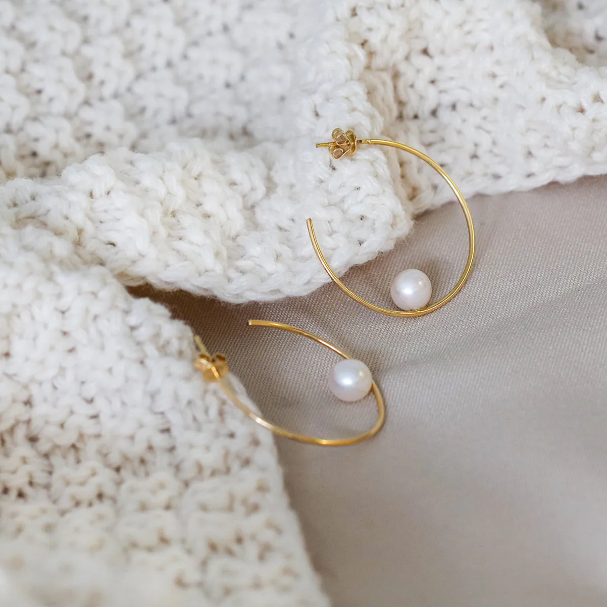 New York Collection Balancing Pearl Hoop Earrings | 14K Yellow Gold